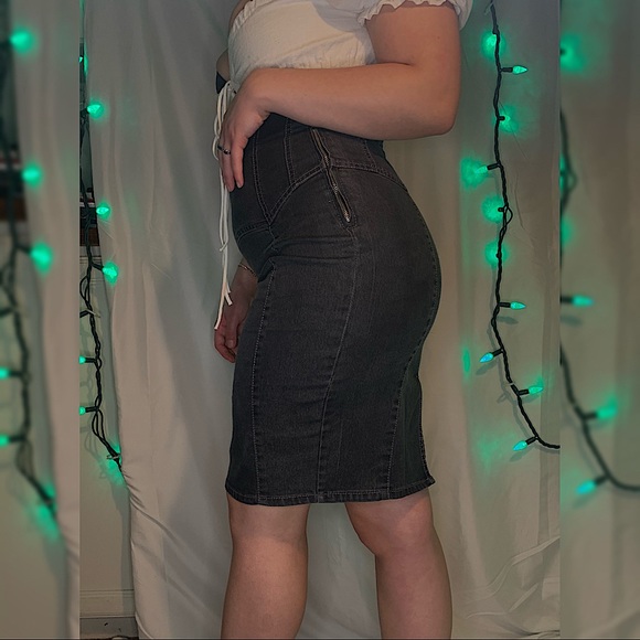 ✨Y2K Bodycon Denim Skirt ✨ - Picture 2 of 4